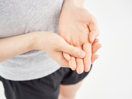 腱鞘炎はほっておくと症状が悪化し、手の痛みだけではなく指にも痛みが出てきて、ばね指になってしまったり、痛みがひどくなってしまうことがあります。